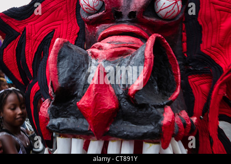 "Diavoli di mantecazione di pattugliamento delle strade durante il carnevale panamense celebrazione su Isla Colon, Bocas del Toro, Panama. Foto Stock