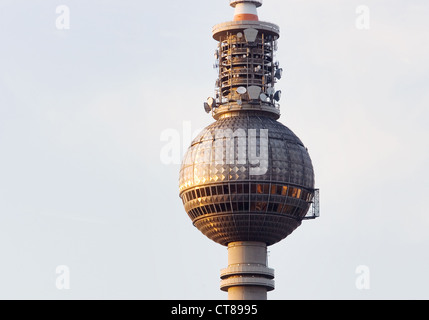 Berlino, la torre della TV ad Alexanderplatz in Berlin-Mitte Foto Stock