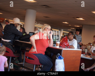 I viaggiatori in attesa nella gate area di imbarco a LaGuardia Airport, Queens, a New York, USA, luglio 5, 2012 © Katharine Andriotis Foto Stock