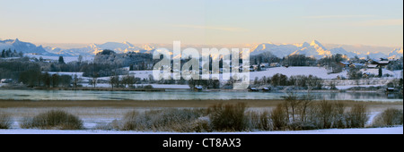 Mattina paesaggio invernale attraverso il Chiemsee il villaggio tedesco di Rimsting, Chiemgau Alta Baviera Germania Foto Stock