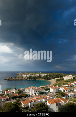 Nuvole temporalesche spostando in oltre lo spagnolo holiday resort di Arenal d'en Castell Minorca isole Baleari Spagna Foto Stock