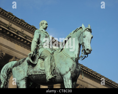 Statua del Principe Albert al di fuori di St George's Hall di Liverpool Foto Stock