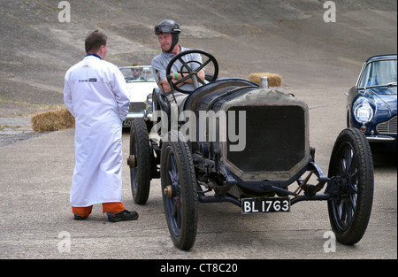 Brooklands Museum/VSCC Double dodici 17/6/12 linee Straker-Squire fino per test automatico. Foto Stock