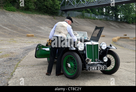 Brooklands Museum/VSCC Double dodici 17/6/12 mg in linea per il test automatico. sulle banche Foto Stock