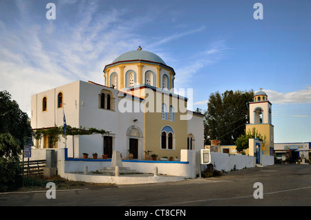 In stile greco chiesa con cielo blu e whispy nuvole bianche Foto Stock