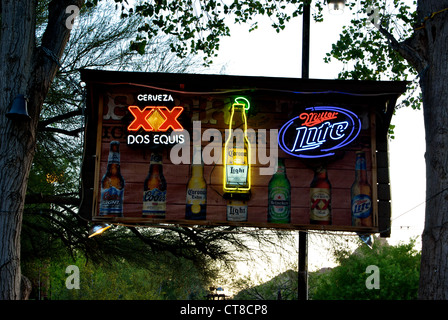 Luci al neon segno di birra sospeso in alberi Greasewood Flat bar esterno ristorante con pista da ballo Scottsdale AZ Foto Stock