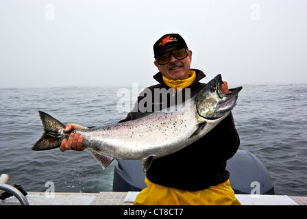 Sport Fisherman azienda grande Salmone Chinook Swiftsure Bank Port Renfrew BC Foto Stock