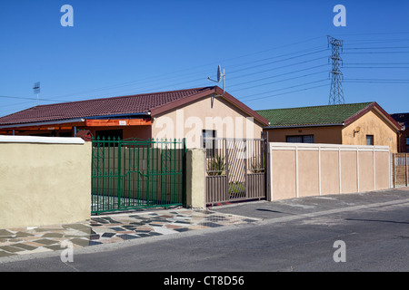 Case moderne in una zona denominata Centro Rockefellear in Langa borgata africana nei pressi di Città del Capo Foto Stock