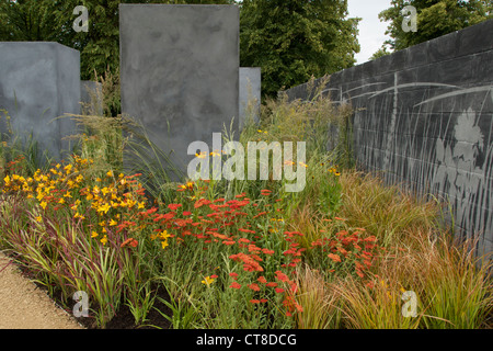 I blocchi di calcestruzzo e morbida la semina con incisa la parete di vetro nella sollevazione giardino alla RHS Hampton Court Palace Flower Show 2012 Foto Stock