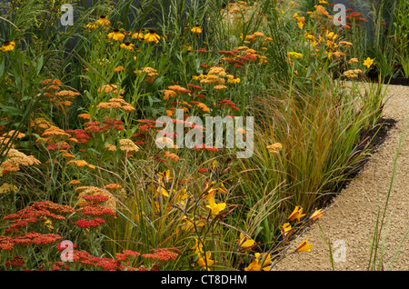 Arancio e giallo di piantare nella sollevazione giardino alla RHS Hampton Court Flower Show 2012 Foto Stock