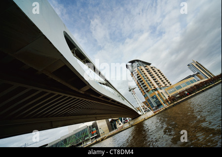 Sollevamento del millennio passerella e Lowry Art Gallery Foto Stock