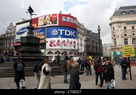 Londra - la vivace Piccadilly Circus Foto Stock