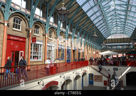 Londra - Covent Garden con il suo storico mercato sale Foto Stock