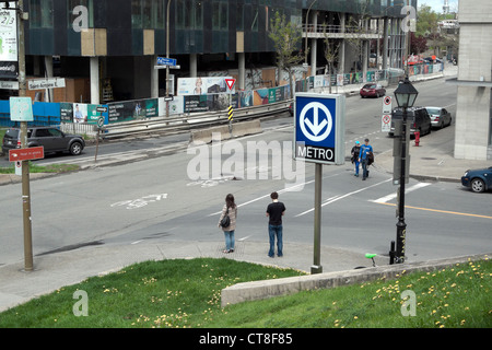 La stazione della metropolitana segno a Champ de Mars all' angolo di rue Saint-Antoine e Rue Gosford Montreal, Quebec, Canada KATHY DEWITT Foto Stock