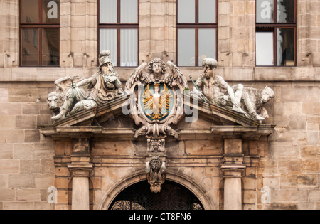 Maggiore Stemma (Große Stadtwappen) della città di Norimberga (Nürnberg), facciata di Altes Rathaus (antico municipio), Germania Foto Stock