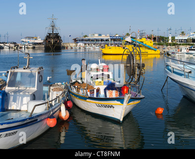 dh Grecia isola AYIA NAPA CIPRO SUD Cypriot pescatori di ritorno pesce barca porto pescatori persone Foto Stock