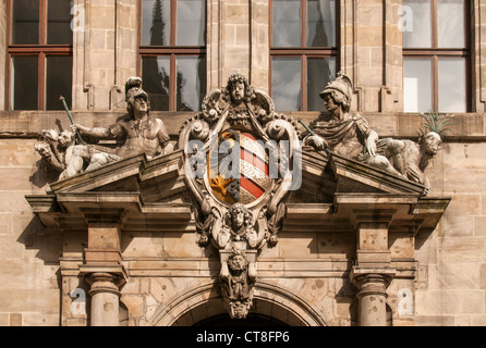 Minor Stemma (Kleine Stadtwappen) della città di Norimberga (Nürnberg), facciata di Altes Rathaus (antico municipio), Germania Foto Stock