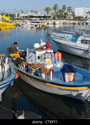 dh Grecia isola AYIA NAPA CIPRO SUD Cipriota pescatore nave porto pescatori gente Foto Stock