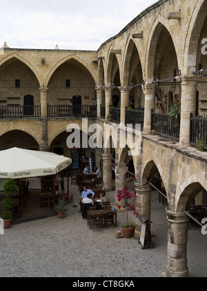 Dh Città Vecchia Nord NICOSIA CIPRO Cafe tabella Buyuk Han Grande Inn courtyard Lefkosa Ottomani Caravanserai Foto Stock