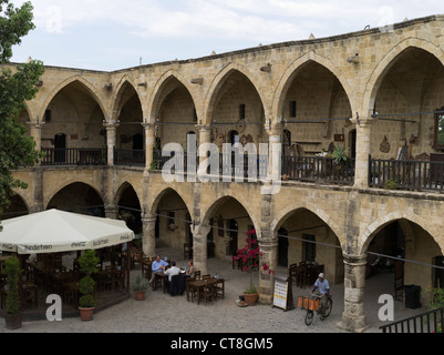 dh Old Town North Lefkosa NICOSIA NORTHERN CYPRUS Turkish Cafe Tavolo Buyuk Han Big Inn cortile Ottomans Caravanserai ristorante Foto Stock