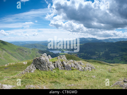 Vista di Grasmere e il Lake District Fells, dalla pietra Arthur, Cumbria Foto Stock