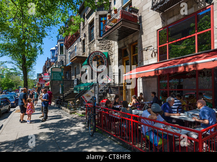 Bar, caffetterie e ristoranti lungo la Rue Saint-Denis nel Quartier Latin (Quartiere Latino), Montreal, Quebec, Canada Foto Stock