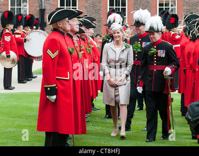 L'annuale "Fondatori giorno' parade presso il Royal Hospital di Chelsea frequentato da Chelsea pensionati e la Contessa di Wessex. Foto Stock