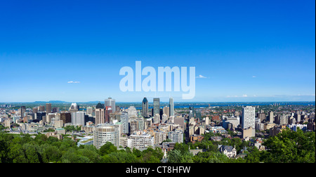 Vista della città dalla Kondiaronk scenic lookout presso lo Chalet du Mont Real, Mount Royal Park, Montreal, Quebec, Canada Foto Stock