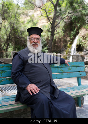 Dh religione greca di Cipro un sacerdote ortodosso Foto Stock