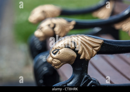 Braccioli su una ghisa supporto da banco, Lytham St. Anne's, Lancashire, Regno Unito Foto Stock