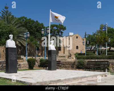 Dh AYIA NAPA CIPRO soldato greco memorial 1974 guerra soldati busti e Bandiera di Cipro guerre cipriota Foto Stock
