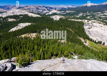 Rocciatore sulla cupola di marmotta, Tuolumne Meadows, Yosemite National Park, California USA Foto Stock