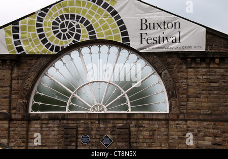 Buxton Stazione ferroviaria ventola Finestra di luce e Poster per Buxton Festival Foto Stock