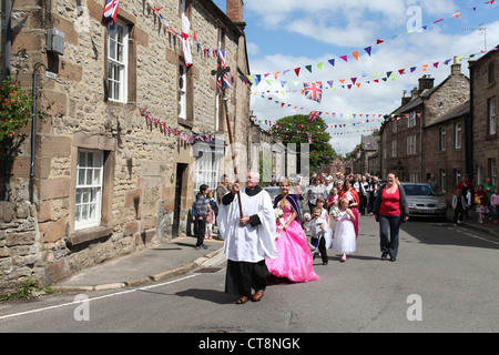 A coronamento del carnevale Regina processione durante la settimana si riattiva nel Peak District villaggio di Winster Foto Stock