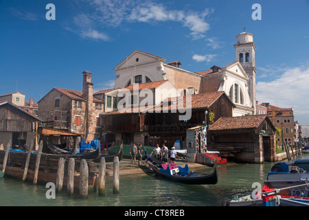 Squero di San Trovaso Gondola cantiere di riparazione con lavoratori ispezione gondola Dorsoduro Venezia Veneto Italia Foto Stock