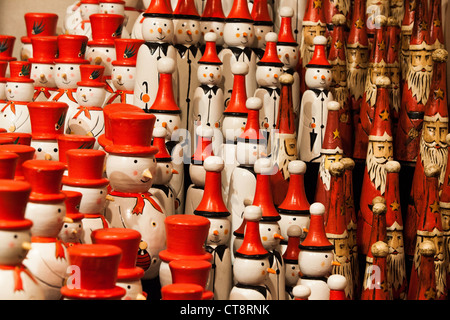 In legno e pupazzi di neve babbo natale cifre visualizzate in un tedesco tradizionale mercato di Natale a Birmingham, Regno Unito Foto Stock