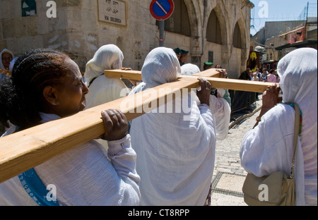 Cristiano etiope pellegrini portano in tutta lungo la Via Dolorosa di Gerusalemme Foto Stock