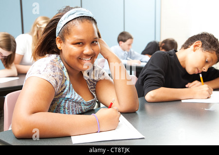 Bella ragazza afro-americano in diversi tipi di scuola media classe. Foto Stock
