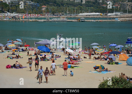 Vista della spiaggia, Menton, Côte d'Azur, Alpes-Maritimes, Provence-Alpes-Côte d'Azur, in Francia Foto Stock