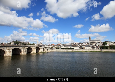 Jacques Gabriel ponte sopra il fiume Loira e la città di Blois skyline Francia Foto Stock