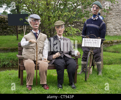 Ultimo del vino estivo caratteri ri-creato come una voce in uno spauracchio della concorrenza a Bellerby vicino Leyburn nel North Yorkshire Foto Stock