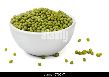 Verde fagioli mung in ciotola bianco isolato su bianco Foto Stock