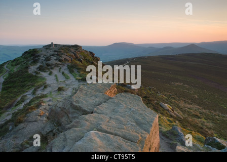 Derbyshire vista al tramonto sul picco di vincere Hill, Peak District, Derbyshire, England, Regno Unito Foto Stock