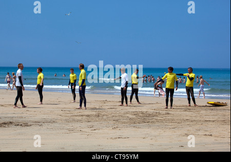 Scuola di surf sulla spiaggia di Newquay Foto Stock