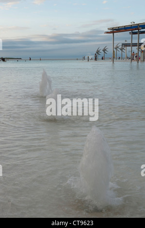 Man-made laguna di acqua salata alla spianata della destinazione turistica Cairns nel lontano Nord Queensland, Australia Foto Stock