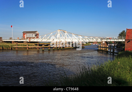 La stazione ponte girevole sul fiume y vengono su Norfolk Broads a Reedham, Norfolk, Inghilterra, Regno Unito. Foto Stock