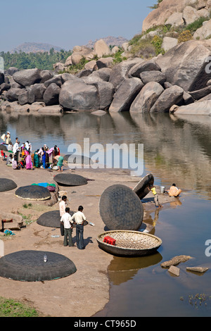 Tradizionale appuntamento barche (coracles). Fiume Tungabhadra. Hampi. India Foto Stock