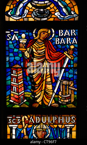 Praga, Repubblica Ceca. St Vitus Cathedral / Katedrala svateho vita. Finestra di vetro colorato - Santa Barbara Foto Stock