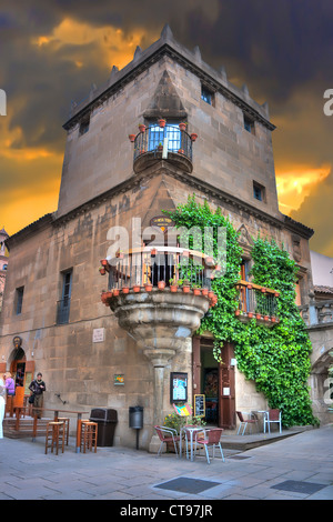 Casa Tradizionale di barcellona,cataluña,Spagna con rocce e alberi e cielo scuro Foto Stock