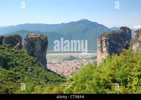 Città Kalampaka tra due rocce con la Santa Trinità monastero su una sommità, Meteora, Grecia Foto Stock